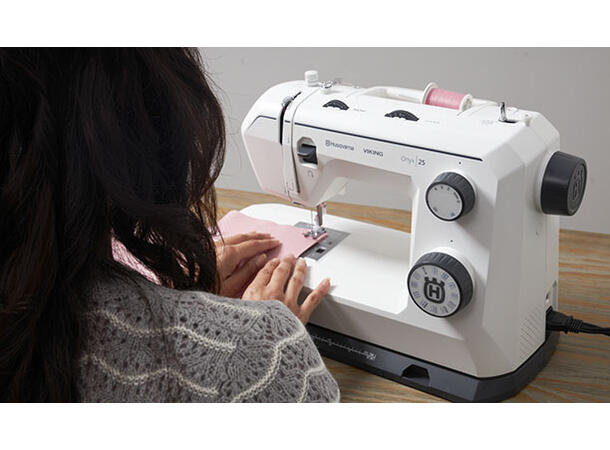 Husqvarna Viking Onyx 25 God mekanisk symaskin. 