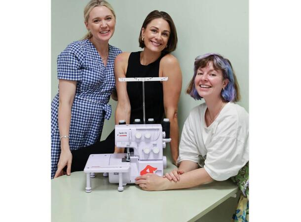 NYHEIT: Janome 4D Fæbrik Overlock Inkl. sybord. 3 og 4 tråders overlock. 