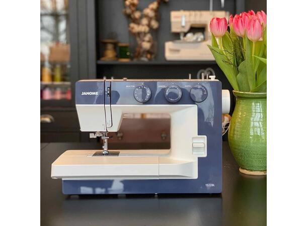 KAMPANJE: Janome1522 Midnight Blue Ltd. Gratis blå KAI saks 8"/210 mm følger med 