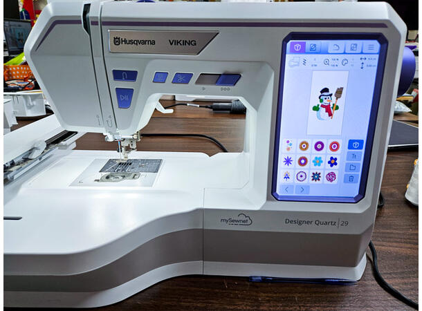 DEMO: Husqvarna Deseigner QUARTZ™ 29 Ny og rimeleg  broderisymaskin! 