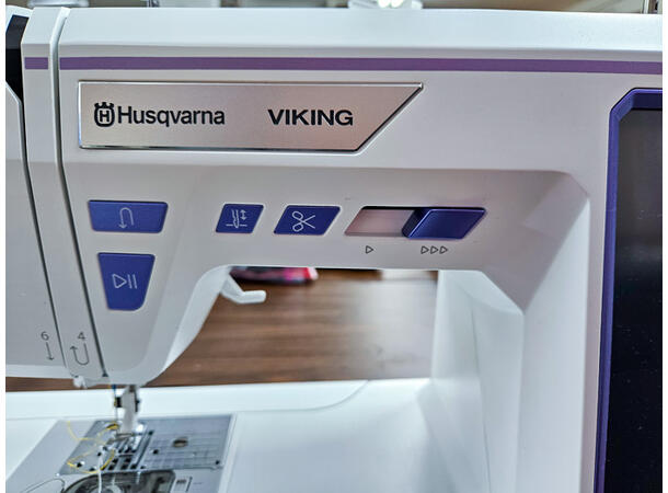 Husqvarna Deseigner QUARTZ™ 29 Ny og rimeleg  broderisymaskin! 